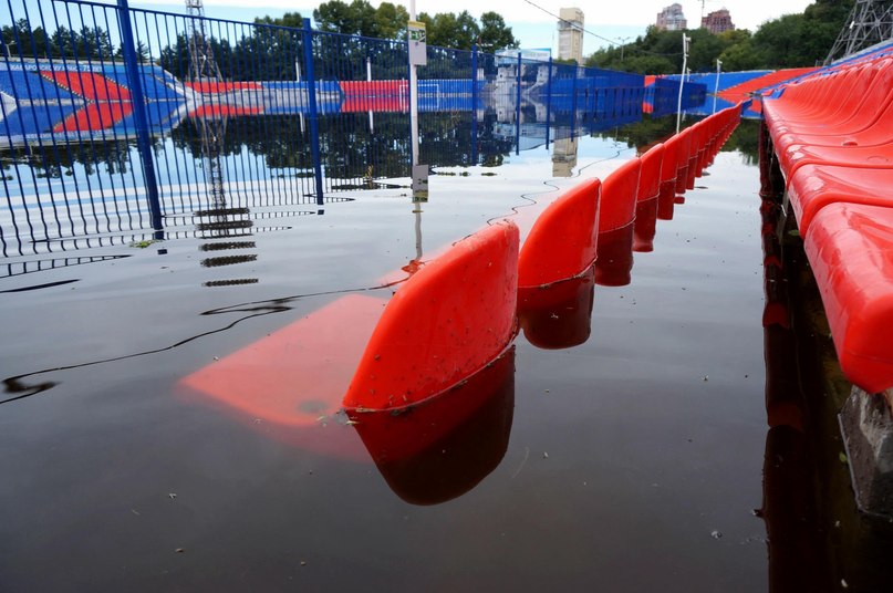 Спортивный комплекс постепенно наполнился водой, туалеты и трибуны стадиона оказались затоплены, Фото с места события собственное