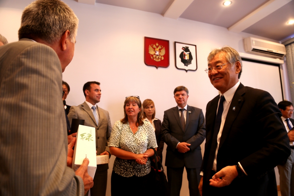 Памятные подарки с обеих сторон, Фото с места события собственное