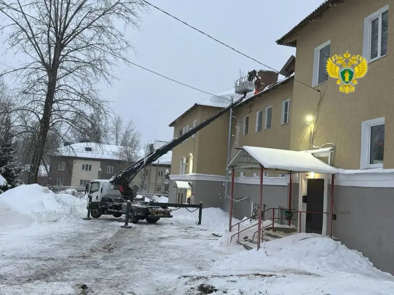 В российском городе под тяжестью снега рухнули сразу две крыши Telegram (18+)