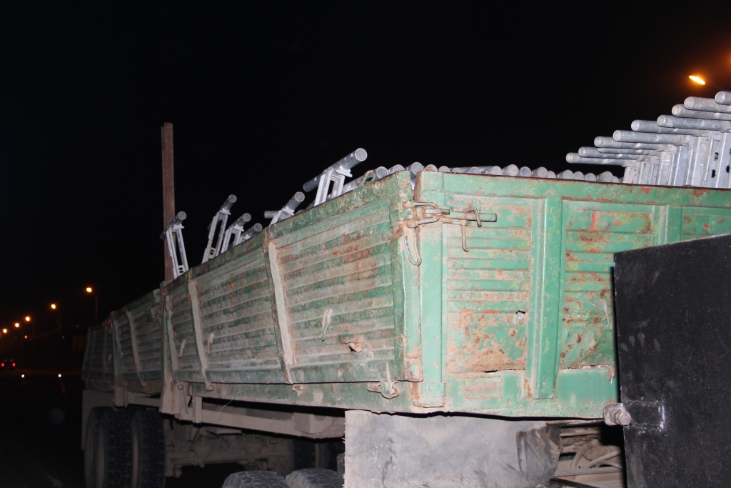 Мужчина попал под Камаз в Хабаровске испугавшсь другого автомобиля, Фото с места события собственное