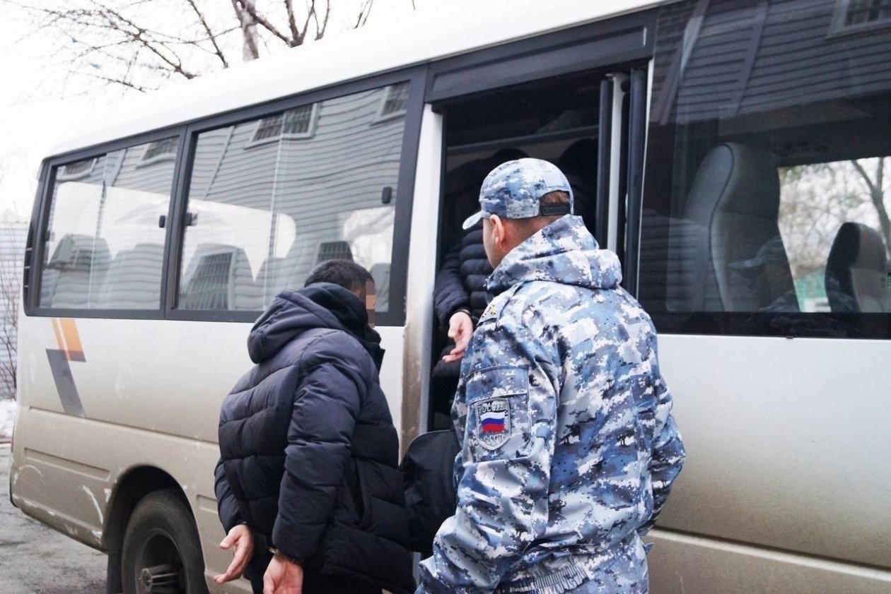 Более 40 мигрантов выдворили из Хабаровского края Пресс-служба УФССП России по Хабаровскому краю и Еврейской автономной области