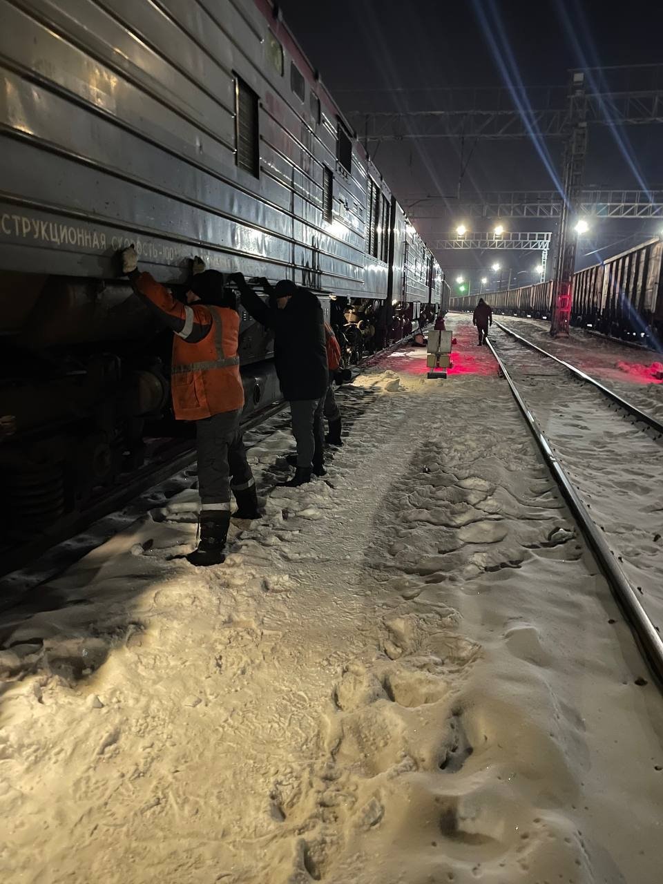 Железнодорожники в Хабаровске попались на сливе топлива с тепловоза Пресс-служба УТ МВД России по ДФО