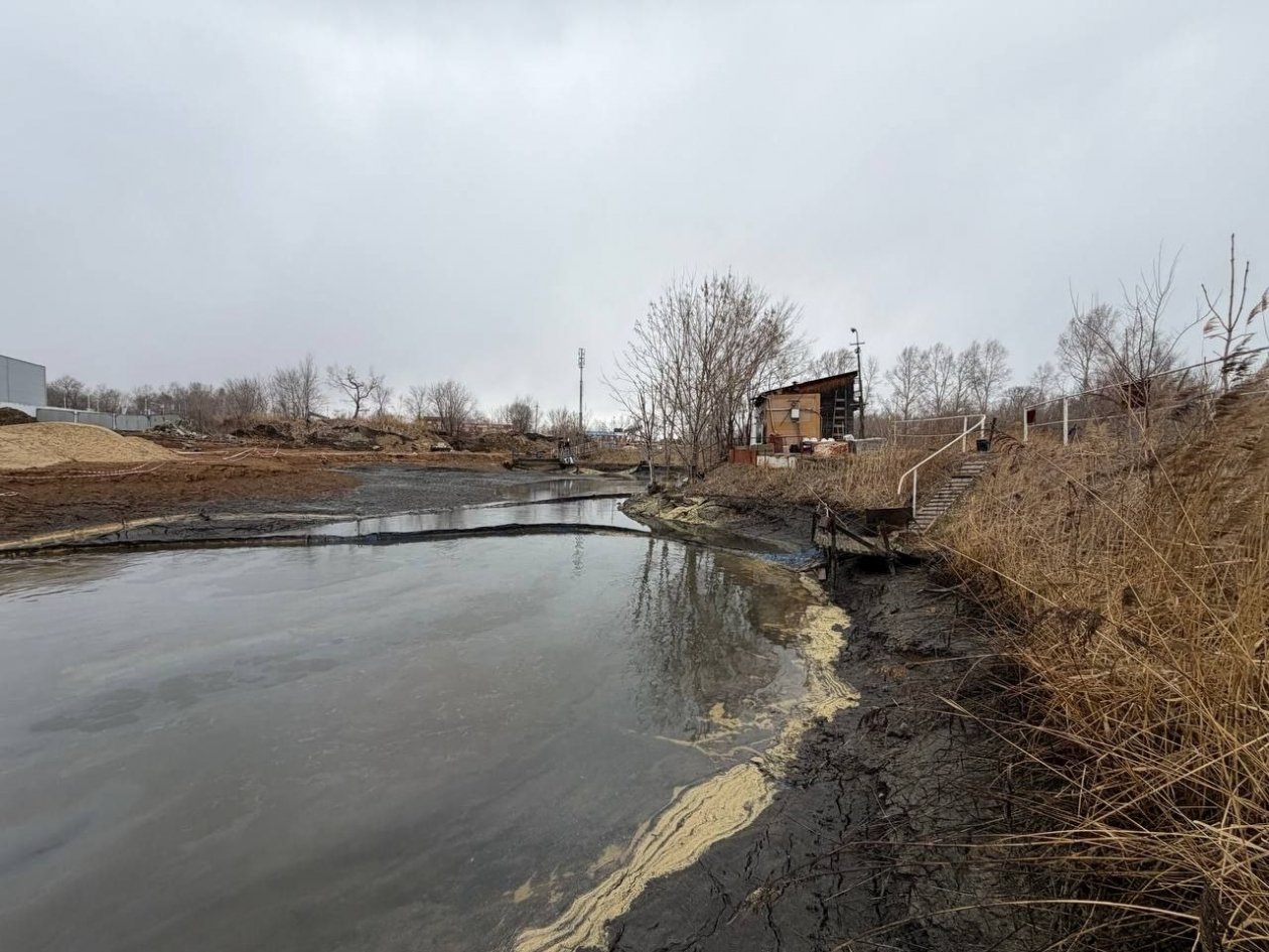 Прокуратура проводит проверку по факту сброса нефтепродуктов в реку Амур Амурская бассейновая природоохранная прокуратура