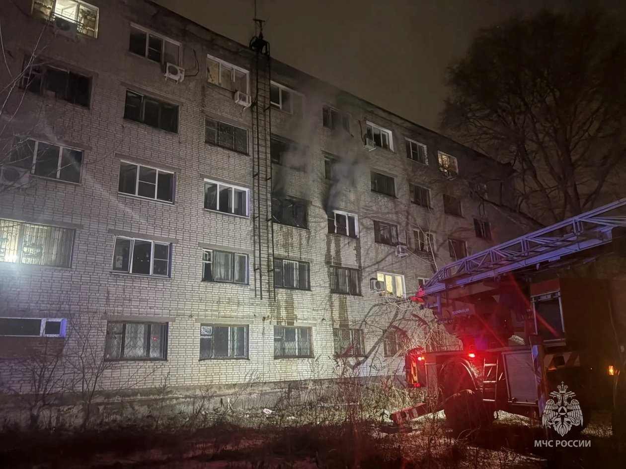 Два человека погибли, 28 жильцов  спасли во время ночного пожара в Хабаровске Предоставлено пресс-службой ГУ МЧС России по Хабаровскому краю