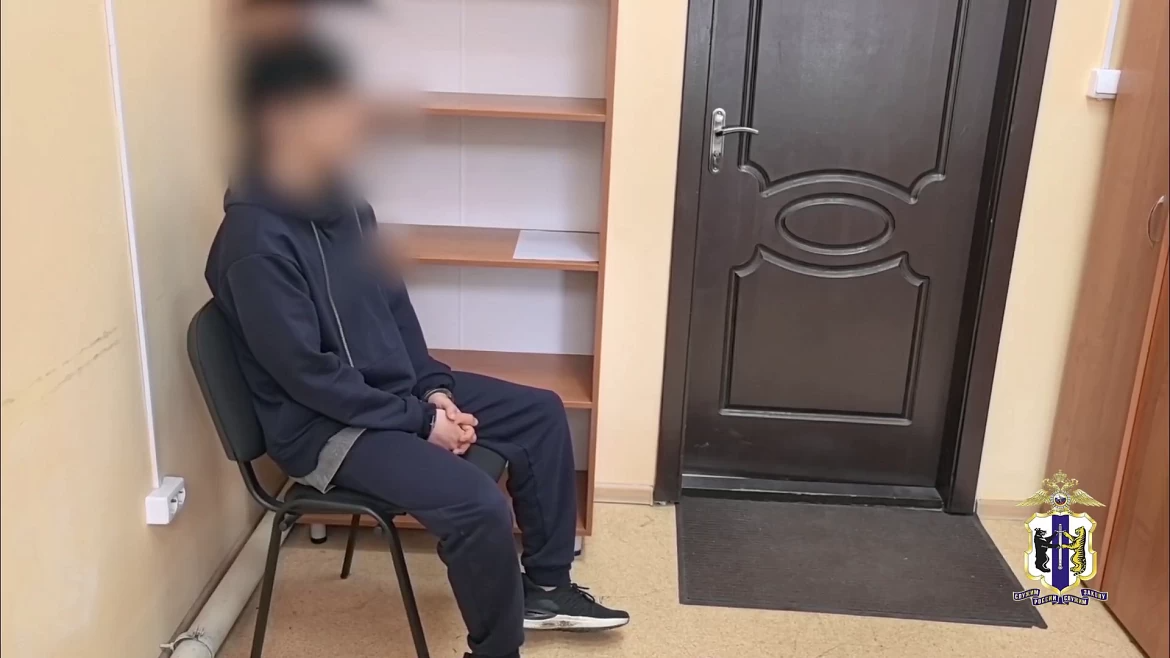 В Хабаровске задержали студента из Москвы, по заданию мошенников вскрывшего сейф в чужой квартире Оперативная съёмка пресс-службы УМВД России по Хабаровскому краю