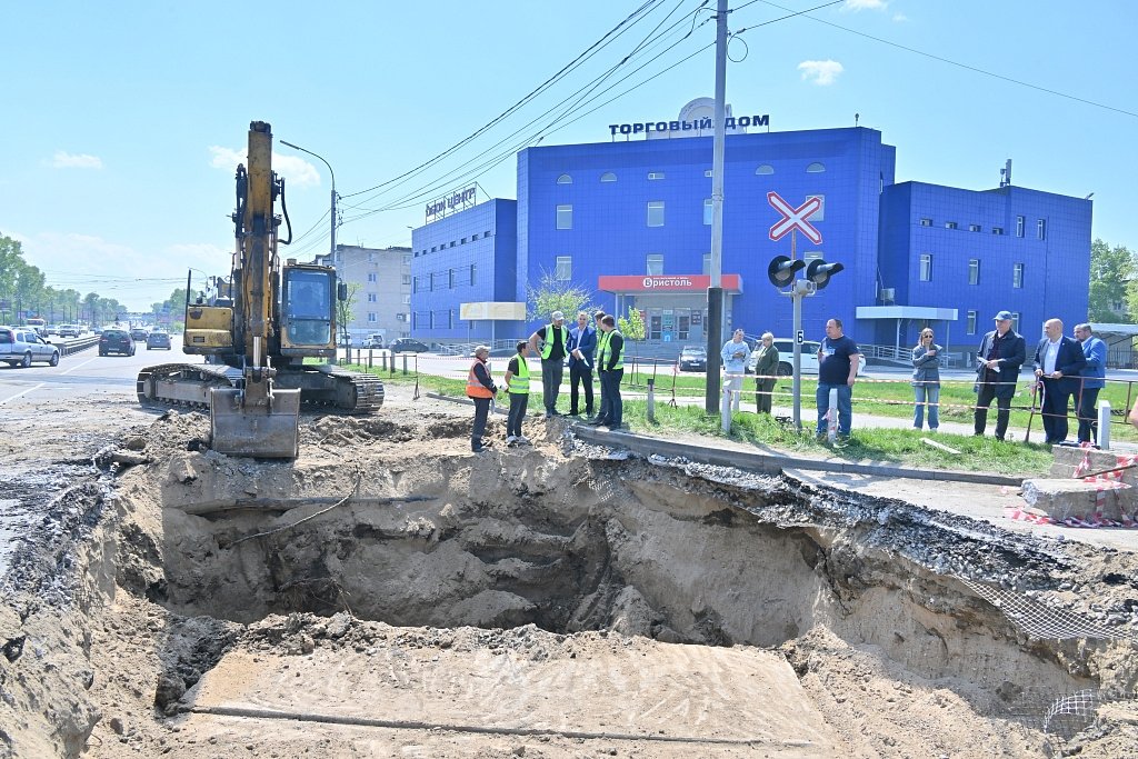 В Хабаровске на пересечении ул. Краснореченской и Богачёва провалилась ливнёвка, движение ограничено Пресс-служба администрации Хабаровска