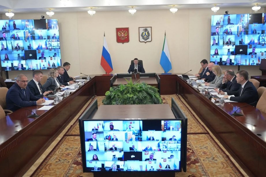 На заседании президиума правительства Хабаровского края Вячеслав Реутов