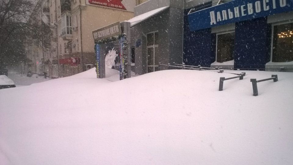 Огромные сугробы в центре города, Фото с места события собственное