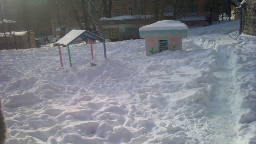 Такие детские площадки, утонувшие в снегу, уже перестали удивлять, Фото с места события собственное