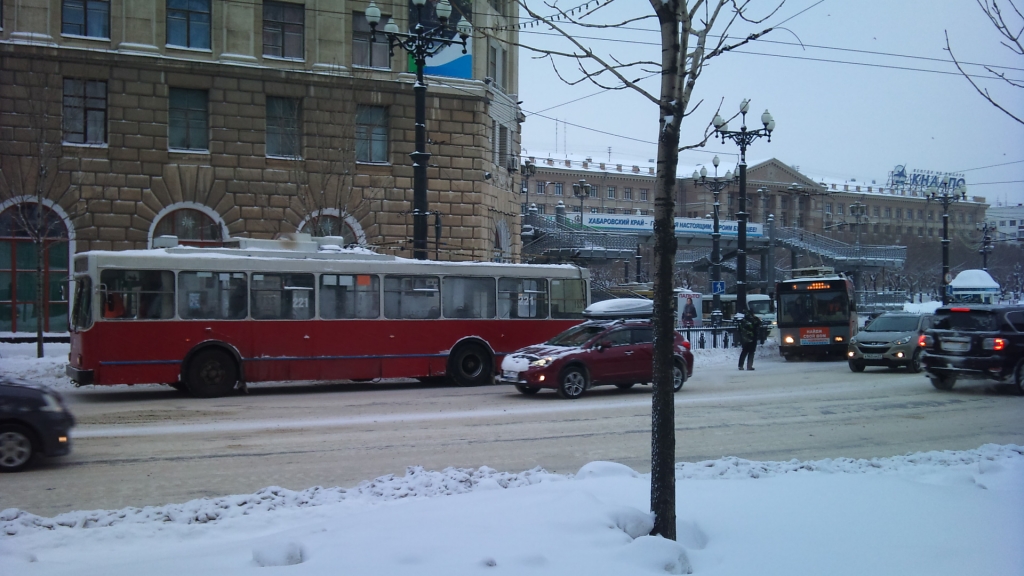 На повороте с площади Ленина замершие троллейбусы особенно мешали, Фото с места события собственное