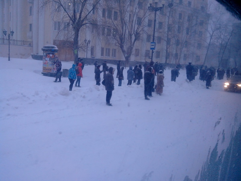 Хабаровчане на остановке, Фото с места события из других источников