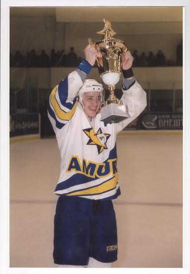 Игрок "Амура" с золотым Кубком над головой, Фото с места события из других источников