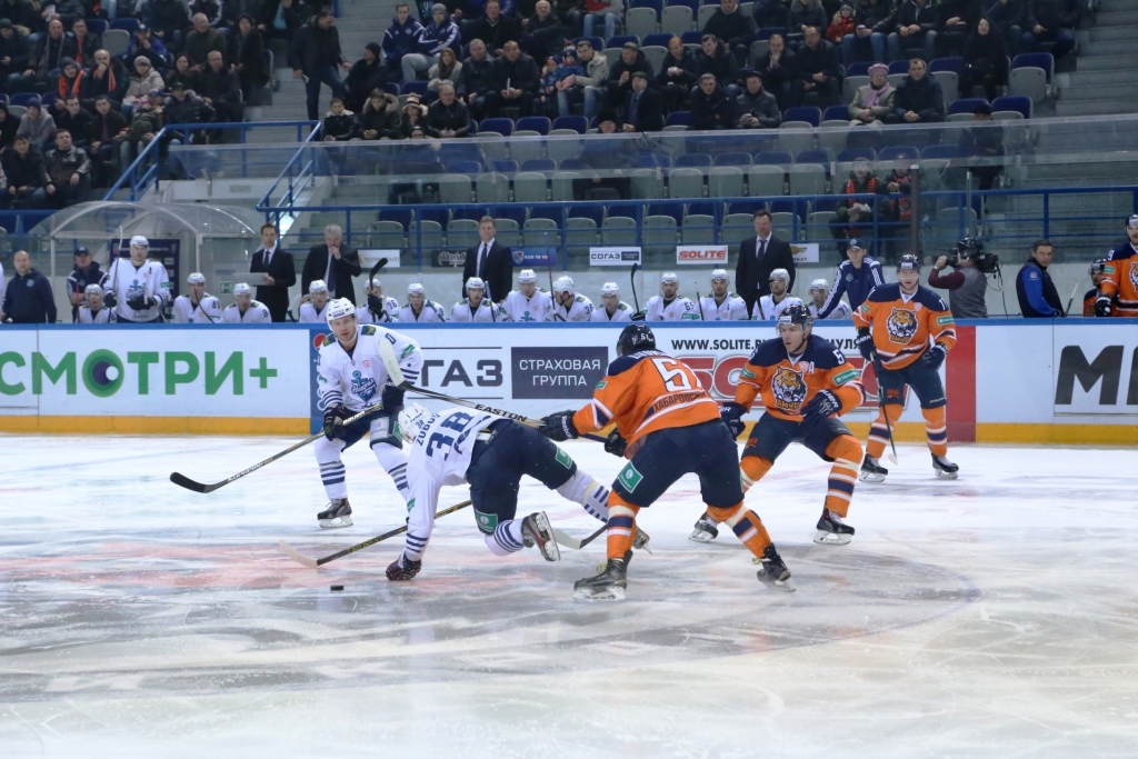 Хабаровский "Амур" дома обыгрывает владивостокский "Адмирал", Фото с места события собственное