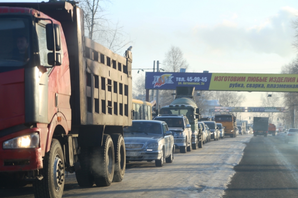 Транспортный коллапс на Проспекте в Хабаровске стал напоминать московские пробки, Фото с места события собственное