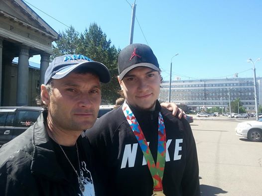 Сергей Плотников с болельщиком, Фото с места события из других источников
