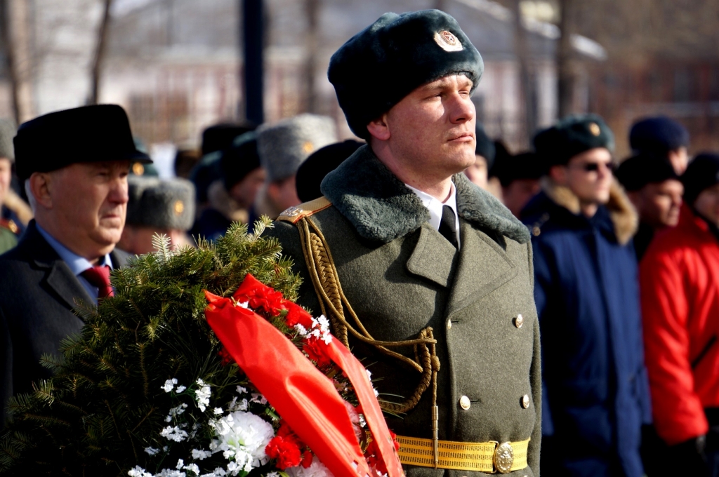 Первые лица региона возложили цветы к Стеле Героев в Хабаровске, Фото с места события собственное
