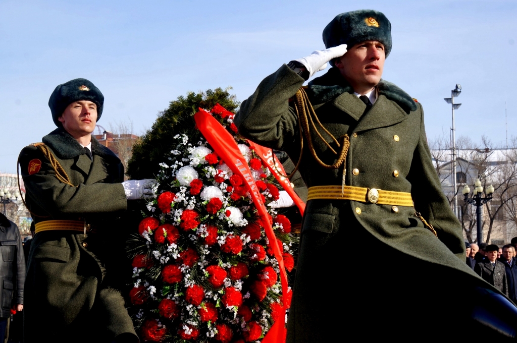 Первые лица региона возложили цветы к Стеле Героев в Хабаровске, Фото с места события собственное