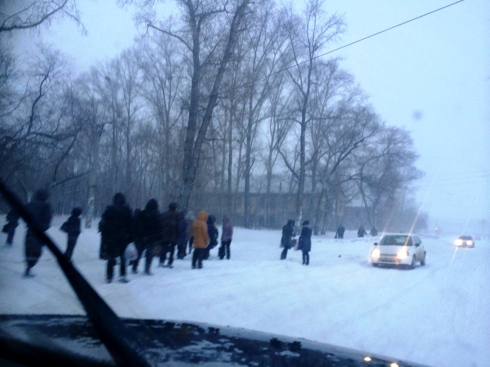 Тяжелое утро устроил горожанам обрушившийся на Хабаровск снежный циклон, Фото с места события собственное