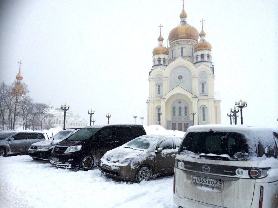 Тяжелое утро устроил горожанам обрушившийся на Хабаровск снежный циклон, Фото с места события собственное