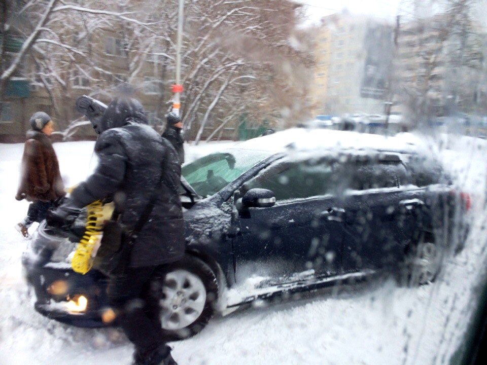 Тяжелое утро устроил горожанам обрушившийся на Хабаровск снежный циклон, Фото с места события собственное