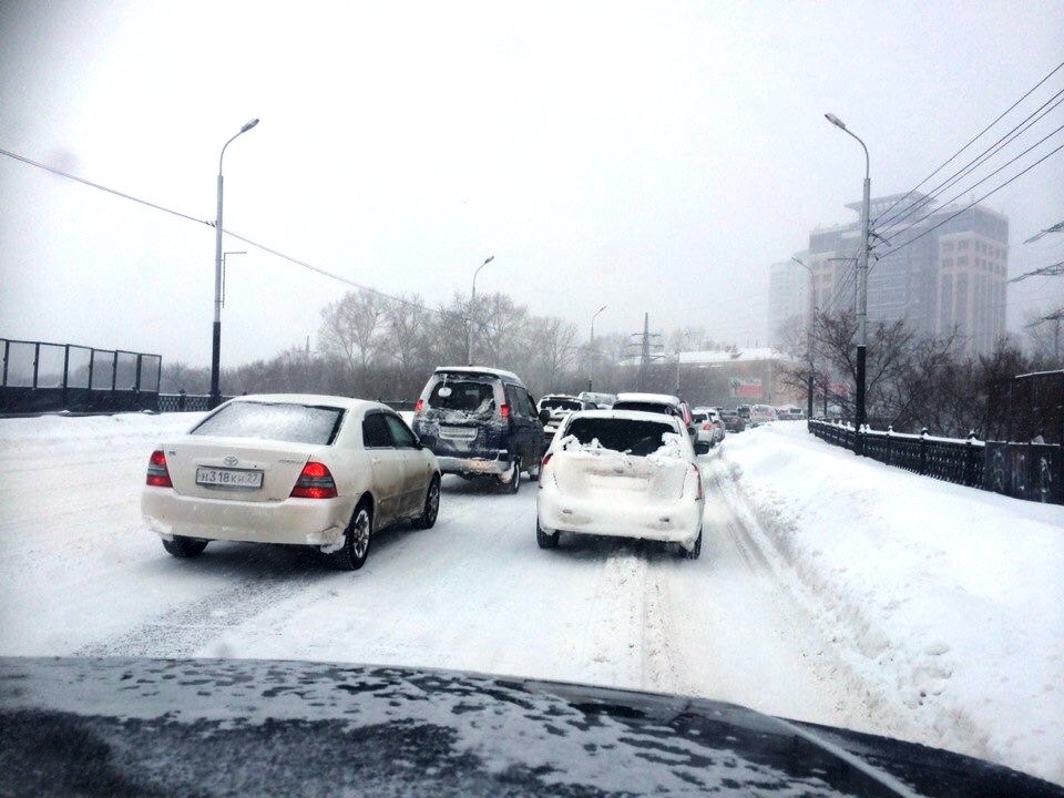 Тяжелое утро устроил горожанам обрушившийся на Хабаровск снежный циклон, Фото с места события собственное