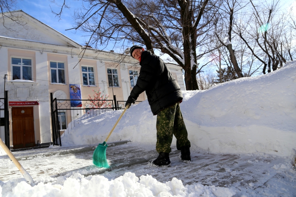 Борьба со снегом резко переходит в противостояние с водой в Хабаровске, Фото с места события собственное