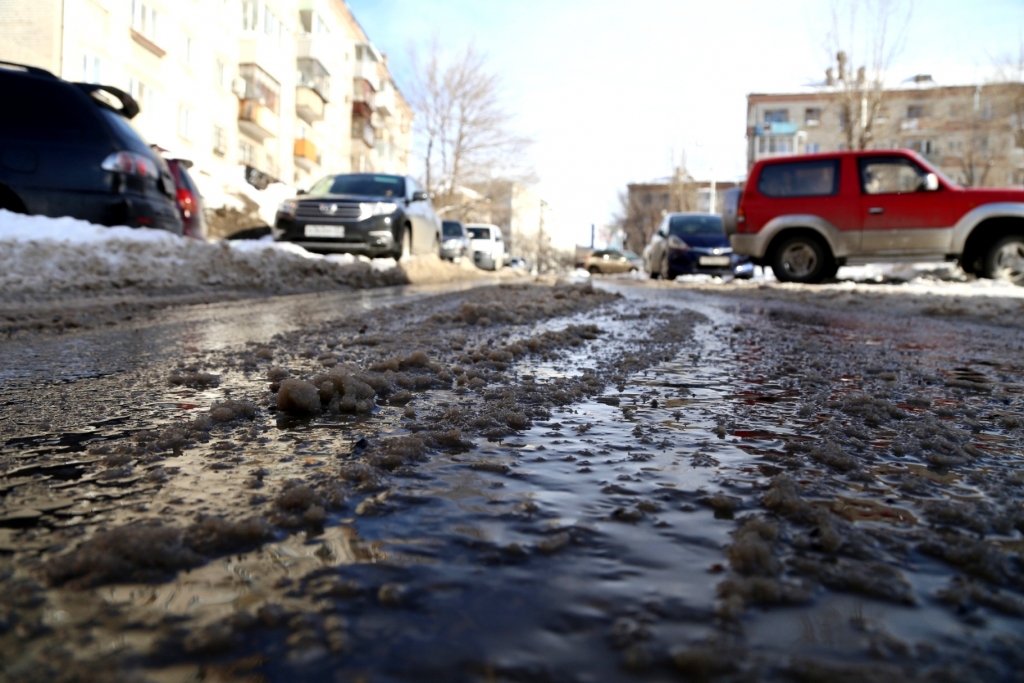 Борьба со снегом резко переходит в противостояние с водой в Хабаровске, Фото с места события собственное