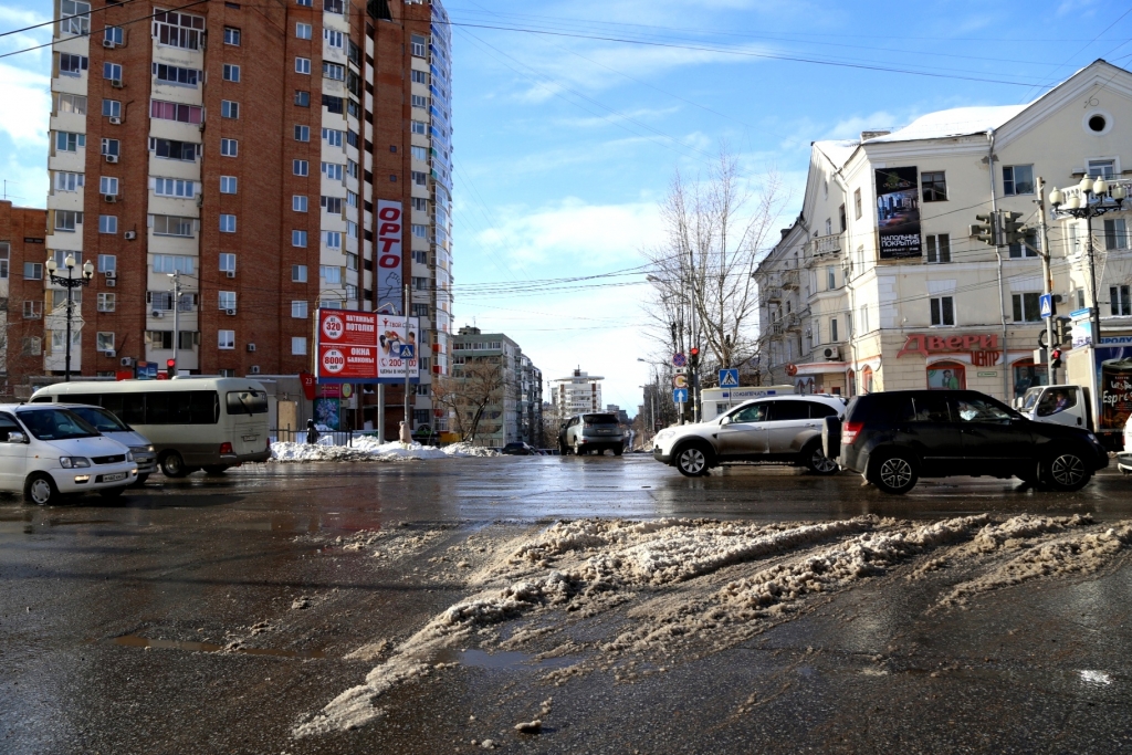 Борьба со снегом резко переходит в противостояние с водой в Хабаровске, Фото с места события собственное