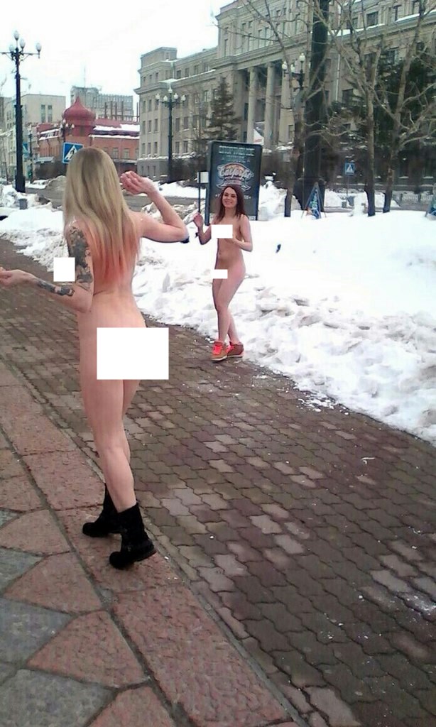 Обнаженные девушки, гуляющие в центре Хабаровска, возбудили общественность, Фото с места события из других источников