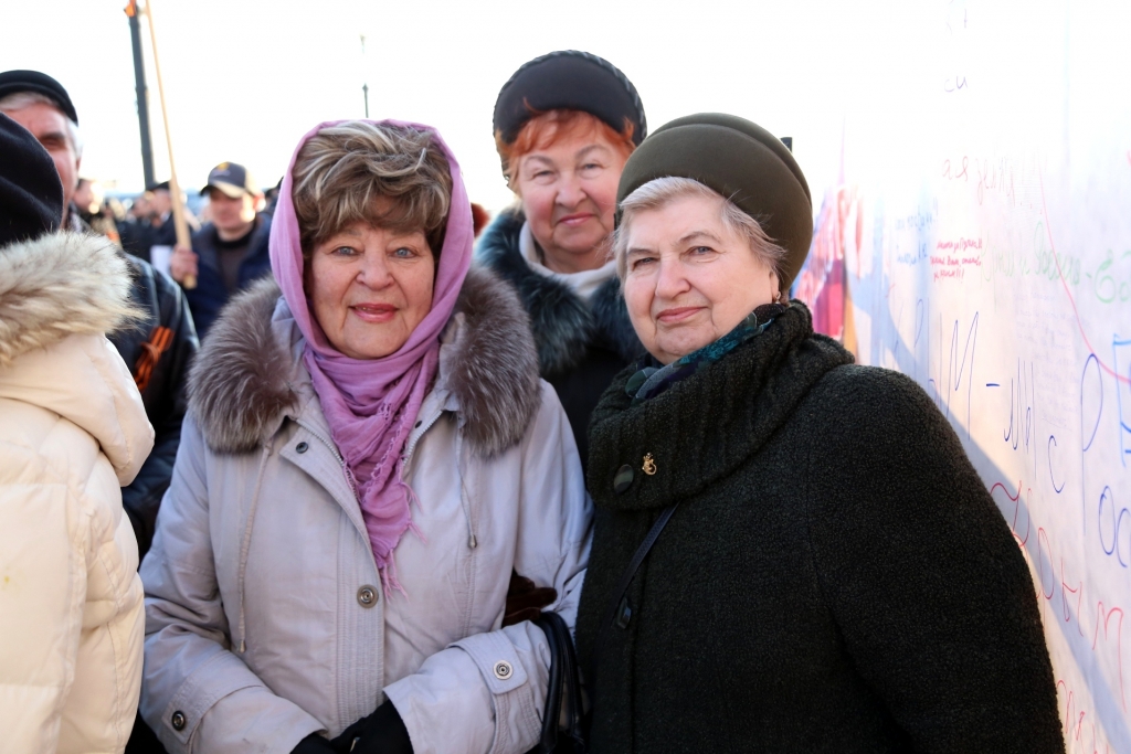 Тысячи хабаровчан вышли на митинг в честь годовщины возвращения Крыма "в родную гавань", Фото с места события собственное
