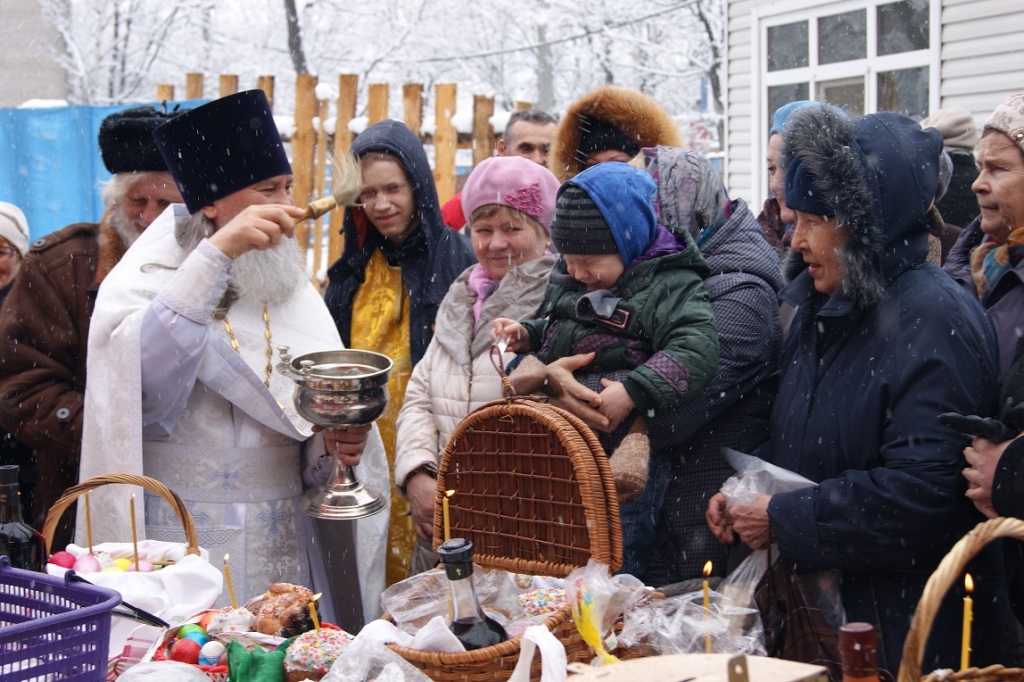 Тысячи хабаровчан отстояли в храмах службу и освятили куличи, Фото с места события собственное