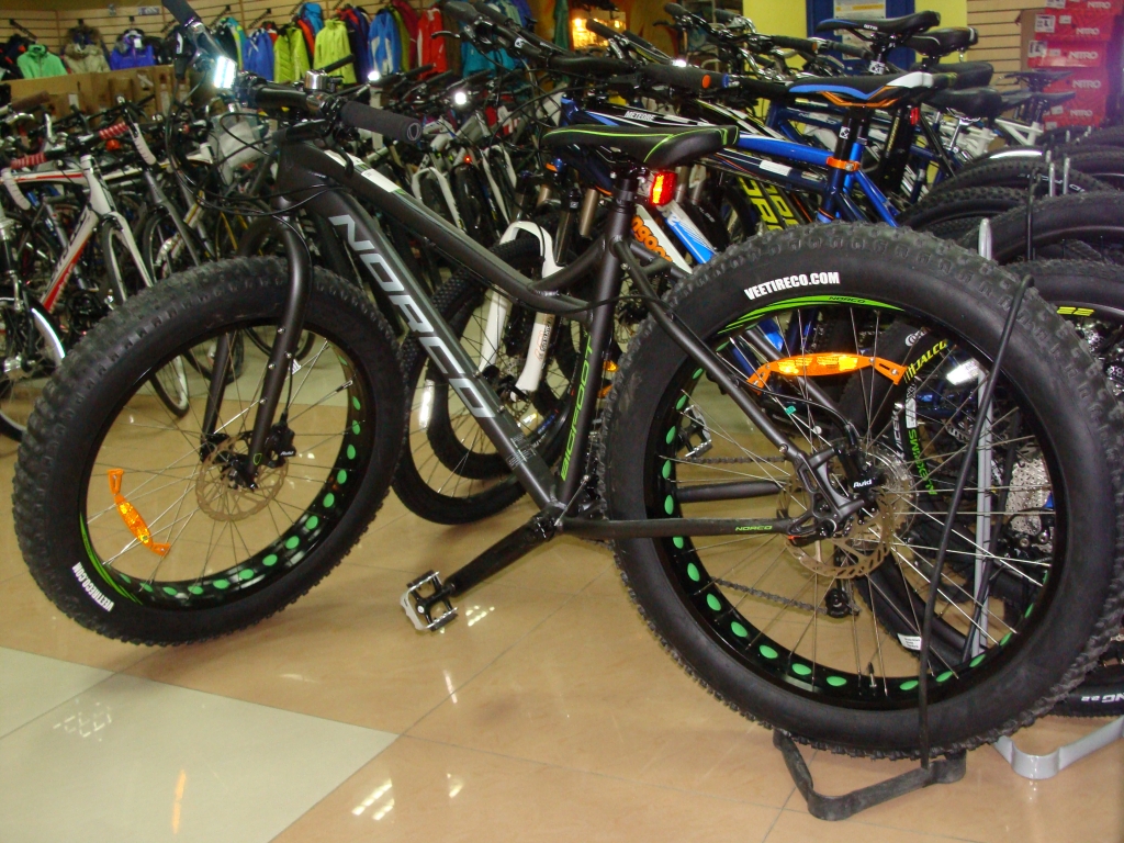 Специализированный спортивный магазин "Триал-Спорт". Велосипед типа "fat bike", Фото с места события собственное