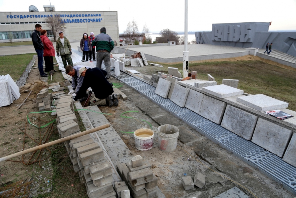 Пьяные подростки на скорости влетели в новое ограждение на площади Славы в Хабаровске, Фото с места события собственное