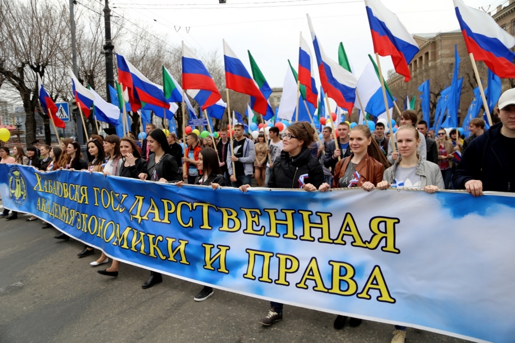 Креативно и позитивно прошли тысячи людей по центру Хабаровска, Фото с места события собственное