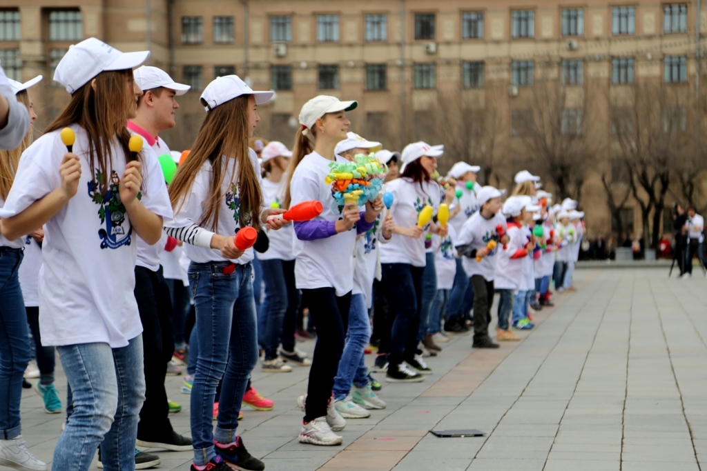 Массовый флешмоб устроили хабаровчане в центре Хабаровск в честь 1 мая, Фото с места события собственное
