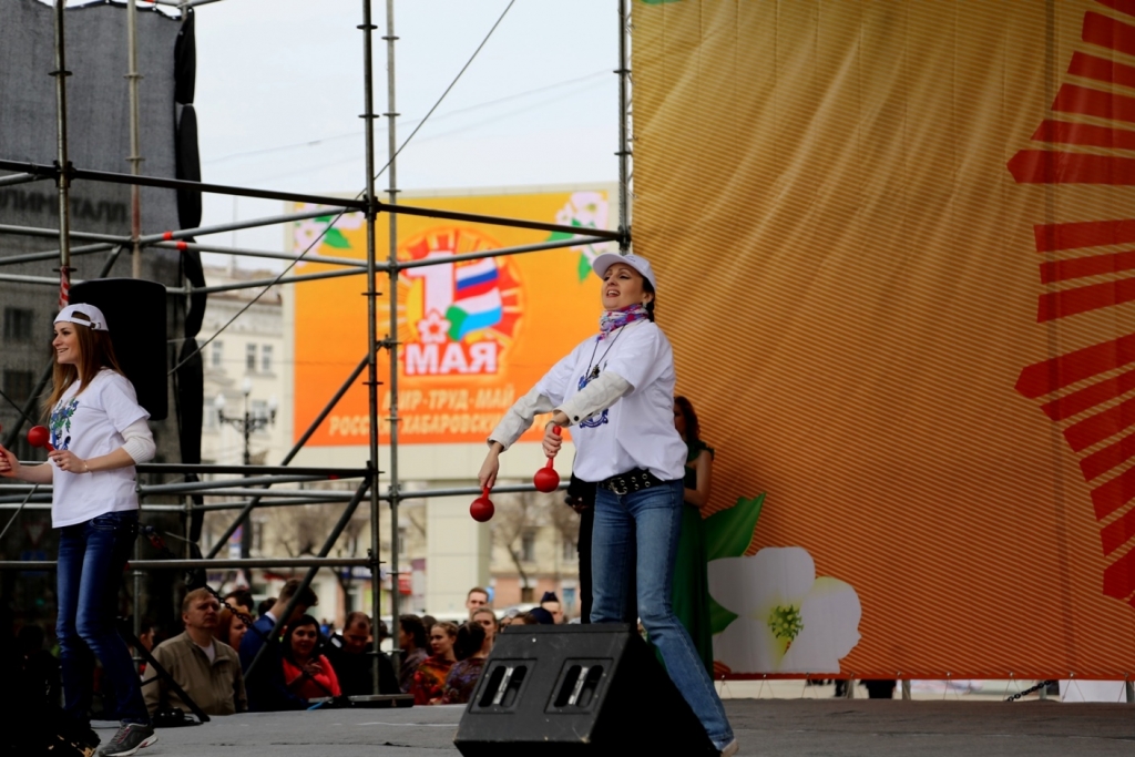 Массовый флешмоб устроили хабаровчане в центре Хабаровск в честь 1 мая, Фото с места события собственное