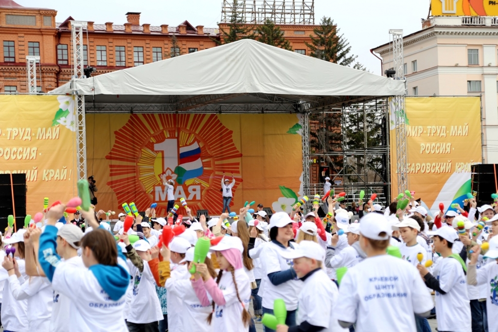 Массовый флешмоб устроили хабаровчане в центре Хабаровск в честь 1 мая, Фото с места события собственное