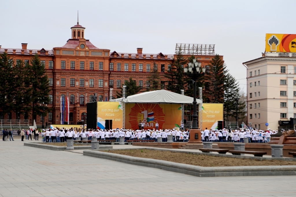 Массовый флешмоб устроили хабаровчане в центре Хабаровск в честь 1 мая, Фото с места события собственное