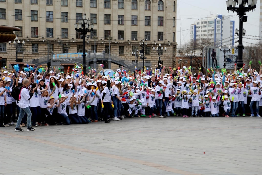 Массовый флешмоб устроили хабаровчане в центре Хабаровск в честь 1 мая, Фото с места события собственное