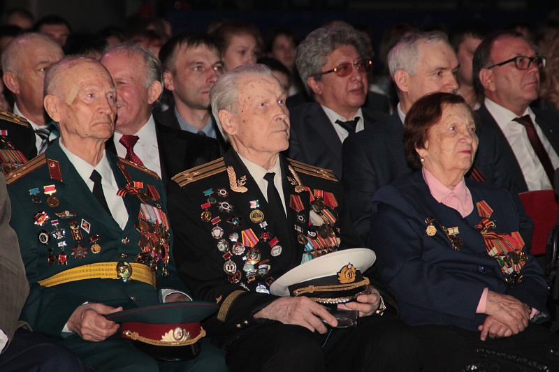 Денис Майданов спел для ветеранов Хабаровска, Фото с места события из других источников