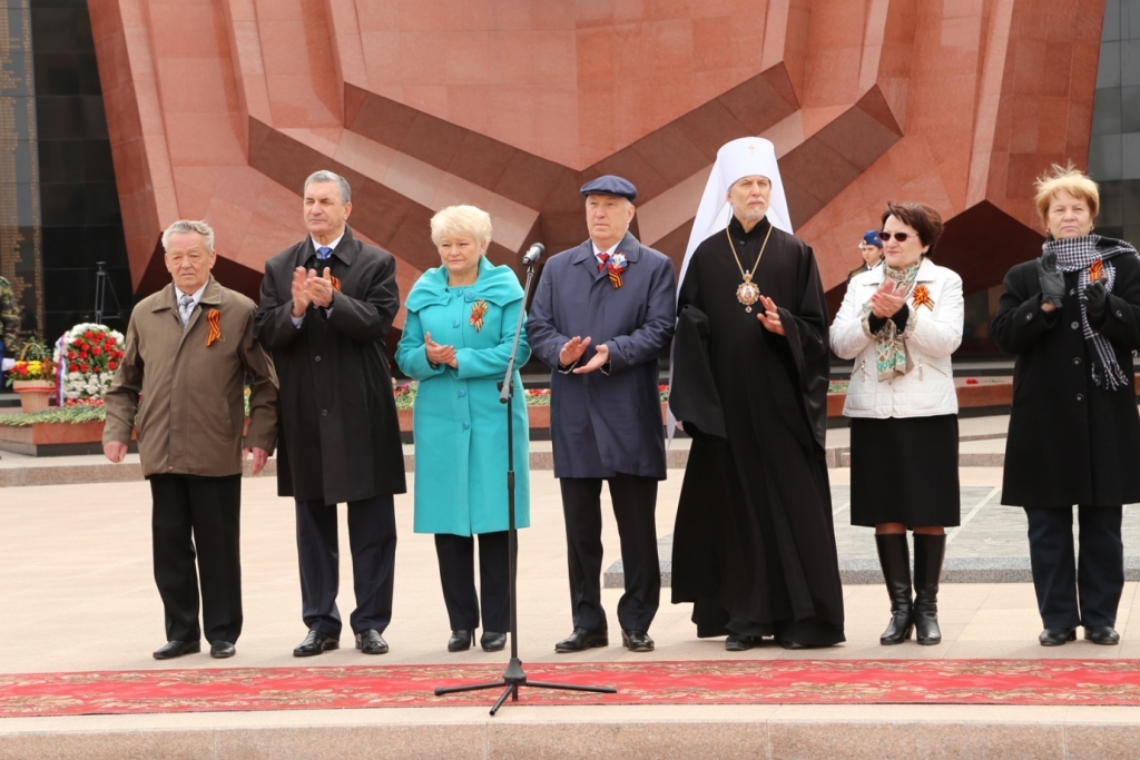 Белоснежных голубей запустили в небо над Хабаровском, Фото с места события собственное