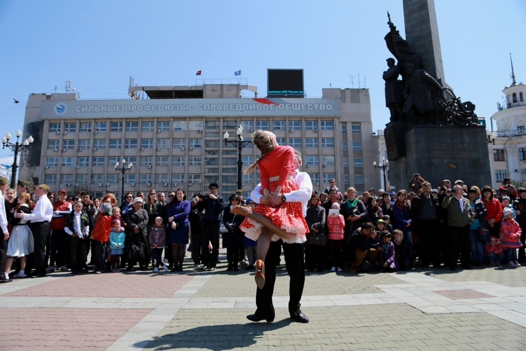 "Танец Победы" массово устроили хабаровчане на Комсомольской площади, Фото с места события собственное