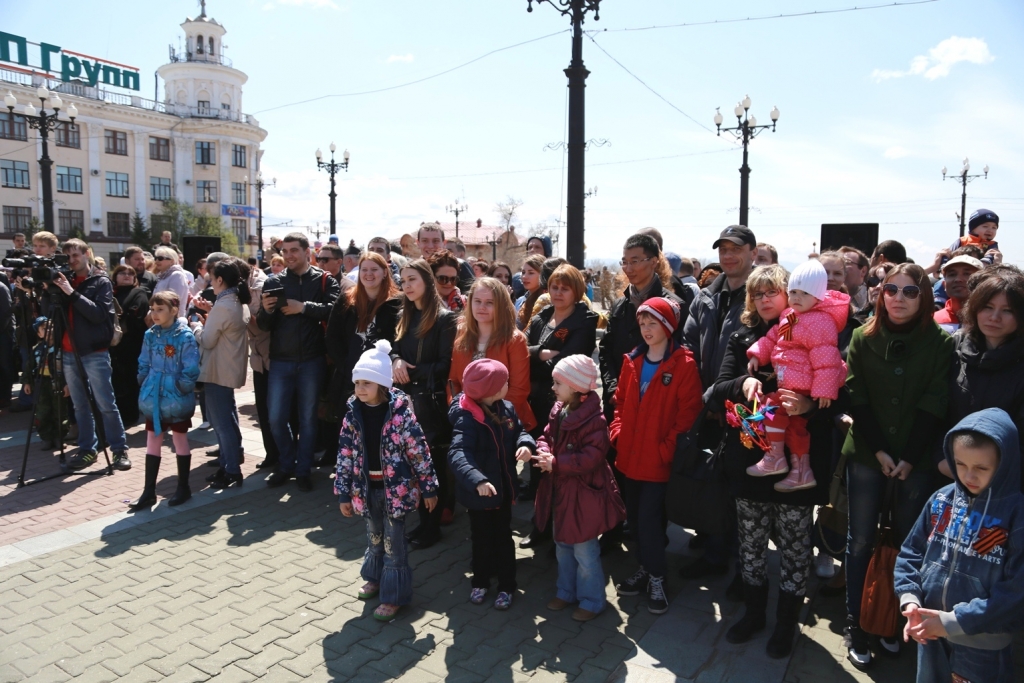 "Танец Победы" массово устроили хабаровчане на Комсомольской площади, Фото с места события собственное