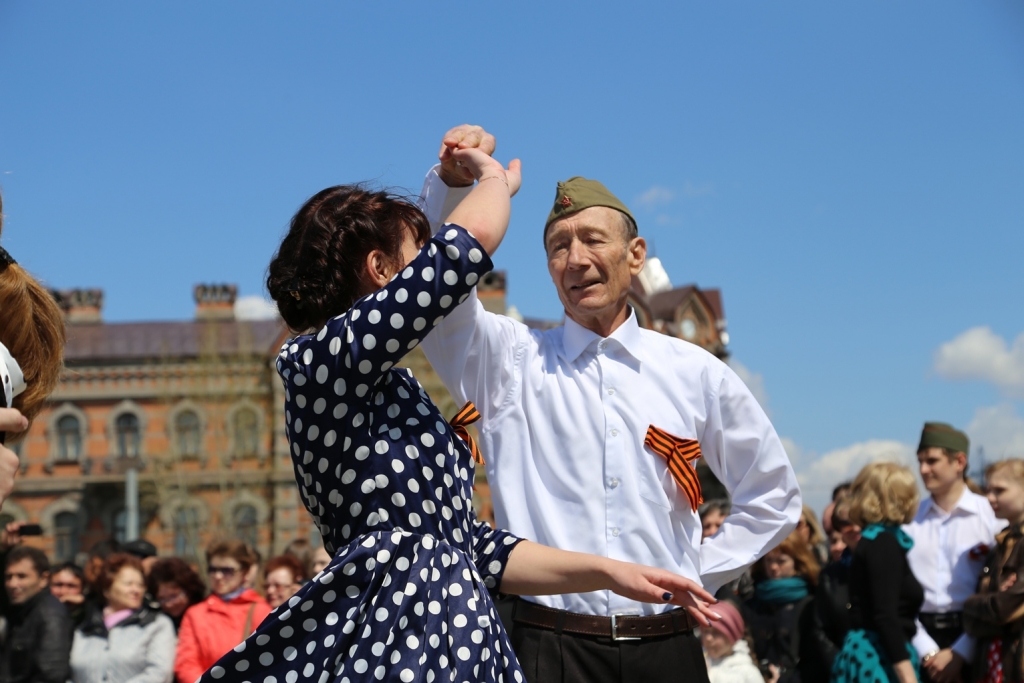 "Танец Победы" массово устроили хабаровчане на Комсомольской площади, Фото с места события собственное