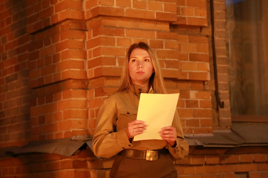 Душевные "Посиделки у костра" под военные песни устроили хабаровчане в центре города, Фото с места события собственное