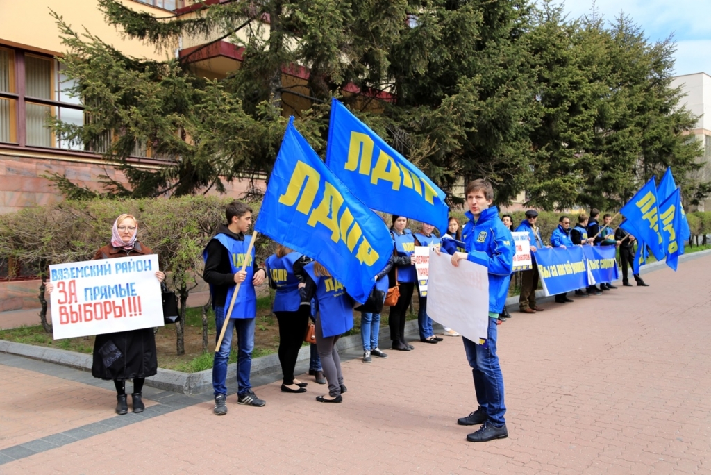 "Позор!" кричали у стен Закдумы Хабаровского края во время отмены прямых выборов