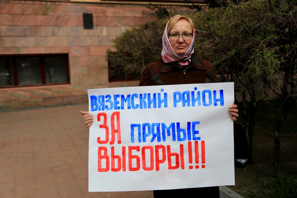 "Позор!" кричали у стен Закдумы Хабаровского края во время отмены прямых выборов