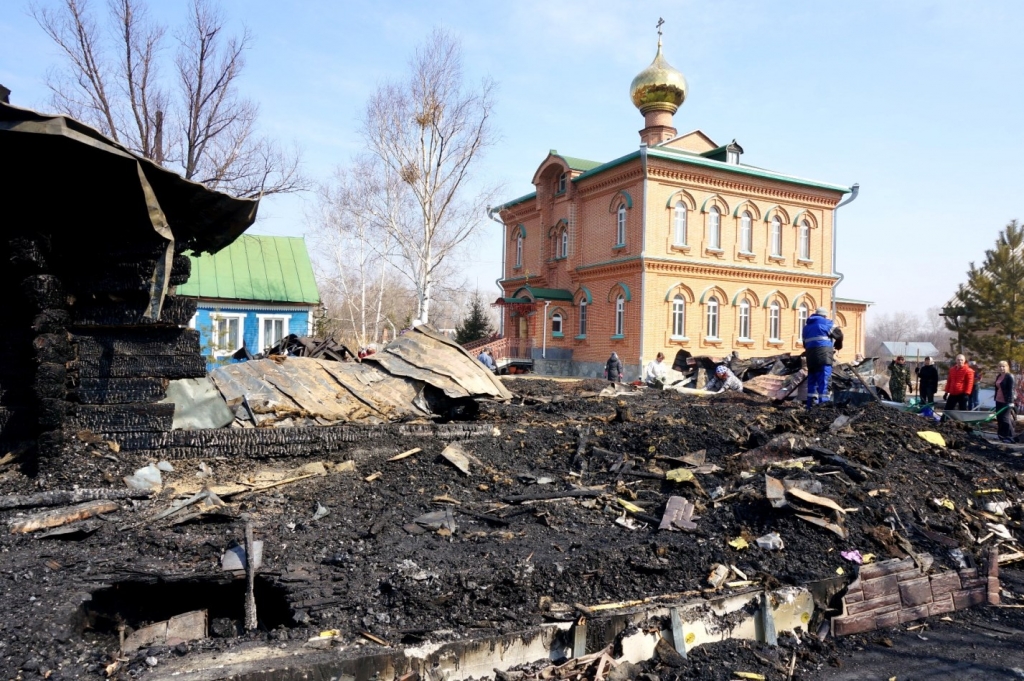 А вот так это место выглядело ровно год назад, после страшного пожара