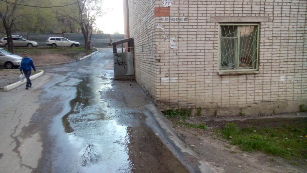 Третий месяц хабаровские коммунальщики в упор не видят самостийный источник