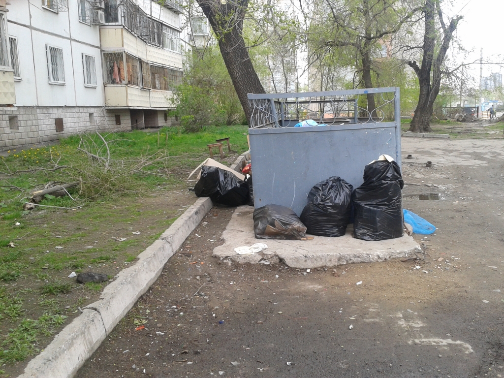 двор по адресам: улица Оборонная 8 а, улица Оборонная 8 б 